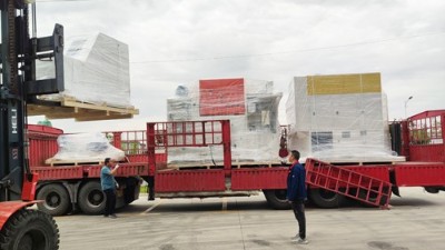 又發(fā)了2臺設(shè)備，自動噴膠機和襯套內(nèi)孔自動滾膠機