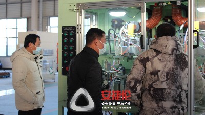 知名汽車減振橡膠制品企業(yè)安徽亞新科來訪驗(yàn)收內(nèi)孔自動涂膠機(jī)