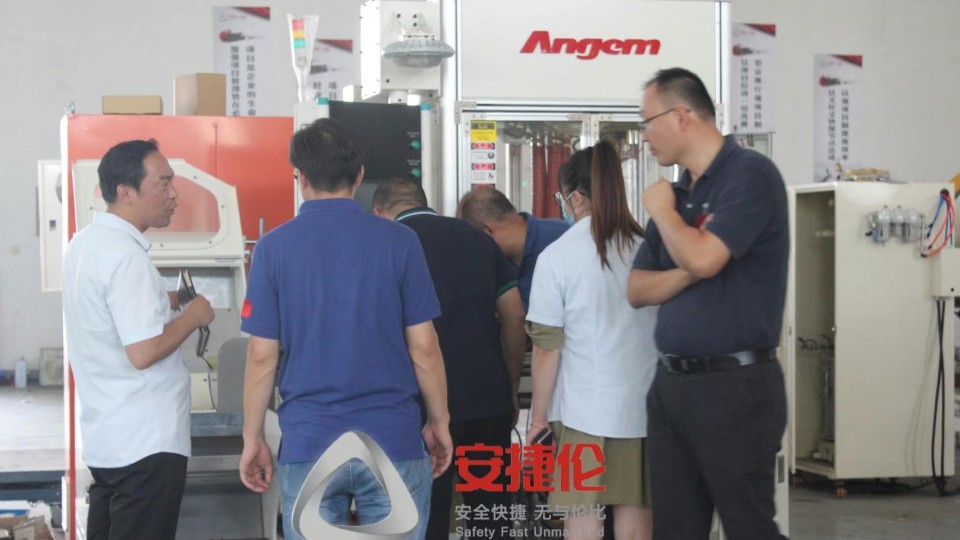 山東汽車配件客戶來訪，參觀蘇州安捷倫自動噴涂設(shè)備